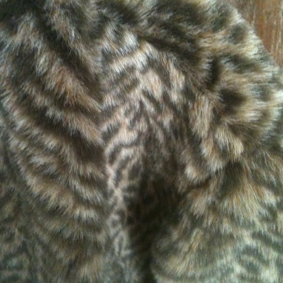 Chico's size 2 faux fur animal print coat - Picture 4 of 4