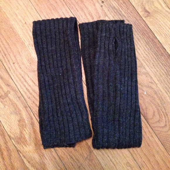 ❌Sold❌🎉🎉HOST PICK🎁🎉🎉 grey fingerless gloves - Picture 2 of 2