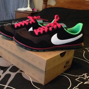 ON HOLD!!!💗new Nikes 🍁💕💟