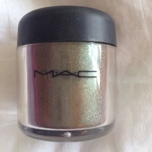 MAC loose powder - Brown with Green Tint