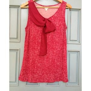 Tank with asymmetrical bow detail