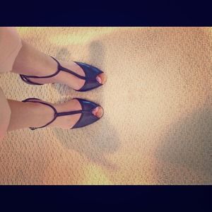 Kenneth Cole black leather T-strap heels