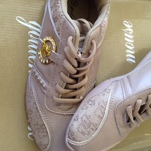 Fashionable tennis shoes