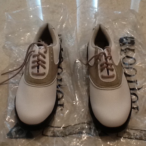 Women's golf shoes