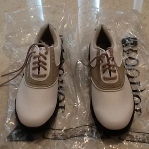 Women's golf shoes
