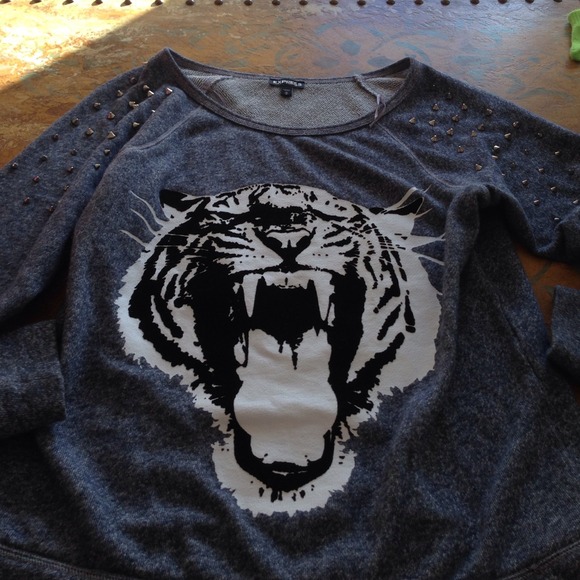 Express sweater with silver spikes. - Picture 4 of 4