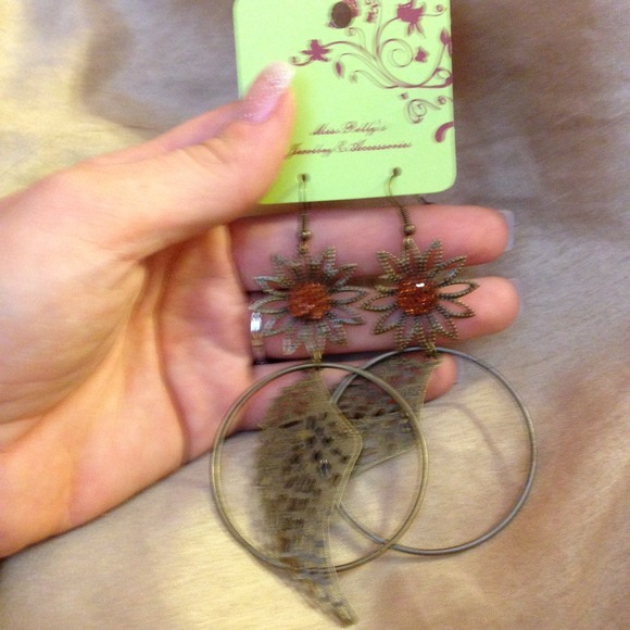 Winged earrings - Picture 2 of 2