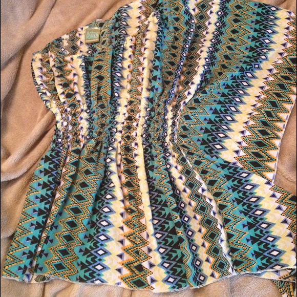 Super cute😆 size L/XL one shoulder shirt tribal!
