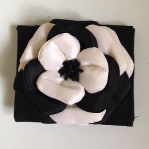 BLACK & WHITE WALLET. NWOT  PUFFY 90% SILK FLOWER.