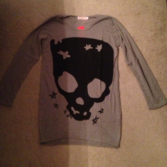 🚫SOLD🚫⬇REDUCED⬇Oversized Skull Sweater🎀 - Picture 2 of 3