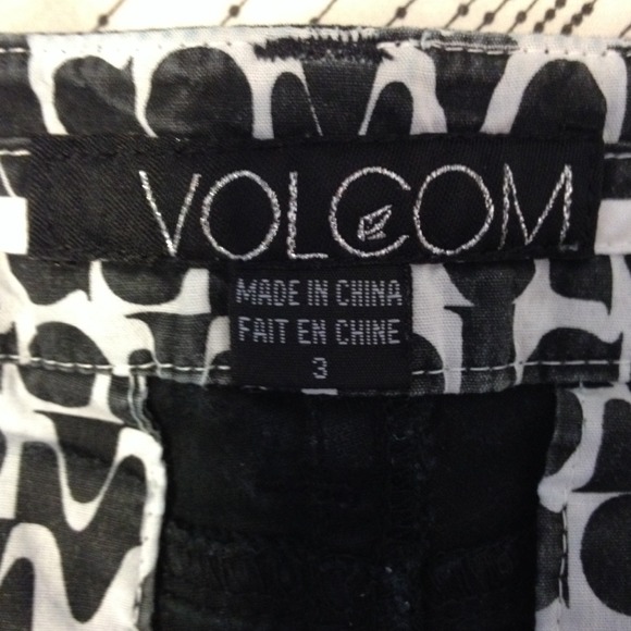 Volcom shorts - Picture 3 of 3