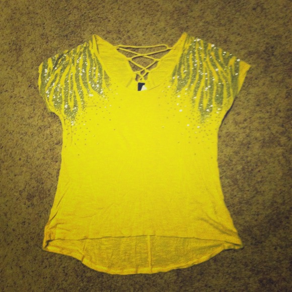 🚫SOLD🚫Stylish Daytrip shirt with sparkles! 😍