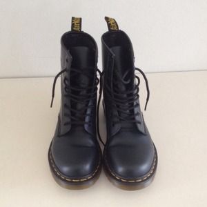 💕SOLD TO A FRIEND💕NAVY BLUE DR MARTENS