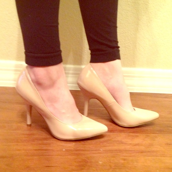 Nude pumps