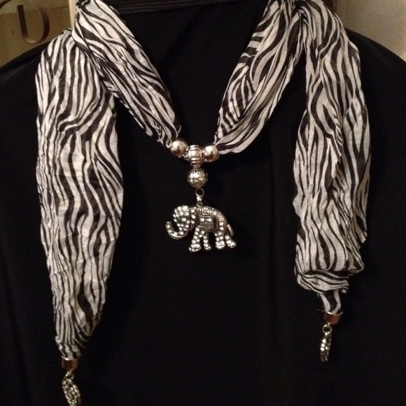 Pendant scarf
