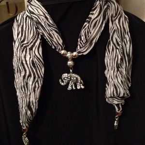 Pendant scarf