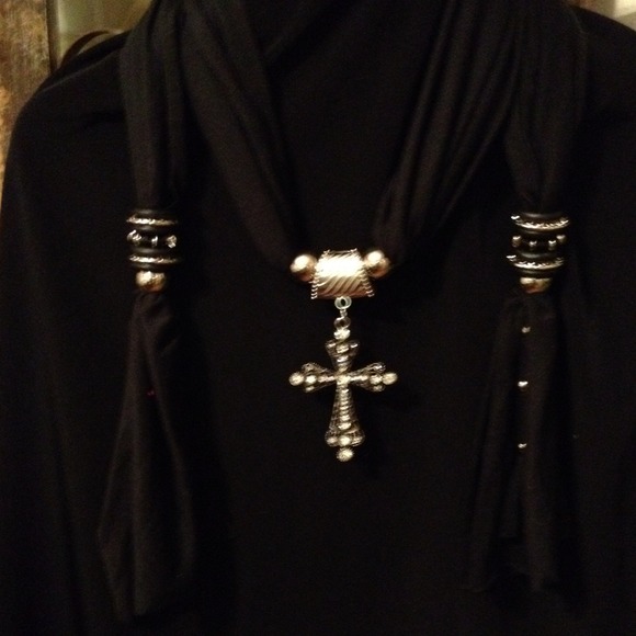 Pendant scarf