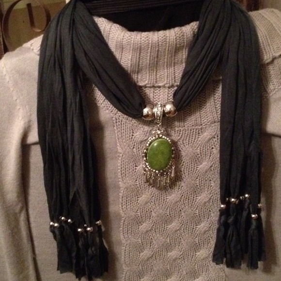 Pendant scarf