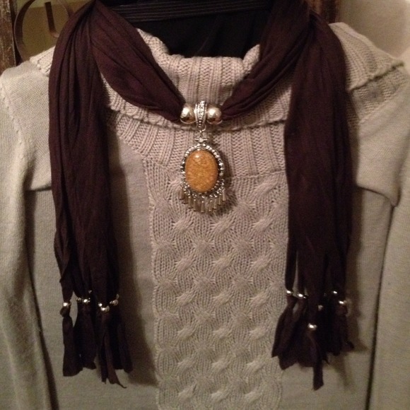 Pendant scarf