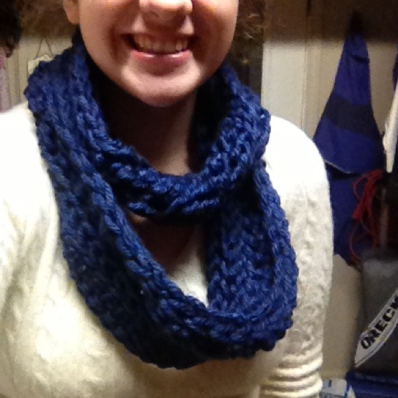 Handmade thick and chunky crochet infinity scarf - Picture 2 of 3