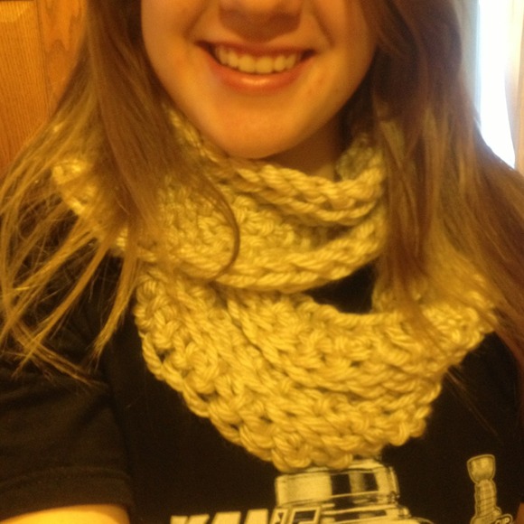 Handmade thick and chunky crochet infinity scarf - Picture 3 of 3