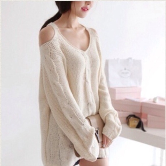 Accessories - Off shoulder oversized sweater