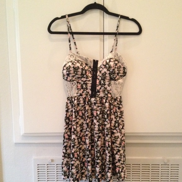 Dresses & Skirts - Floral & Lace Dress *NEW*