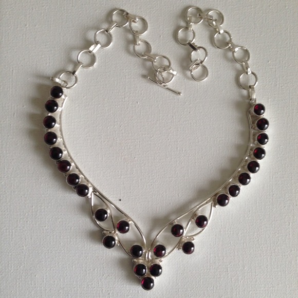 Silver burgundy stones necklace