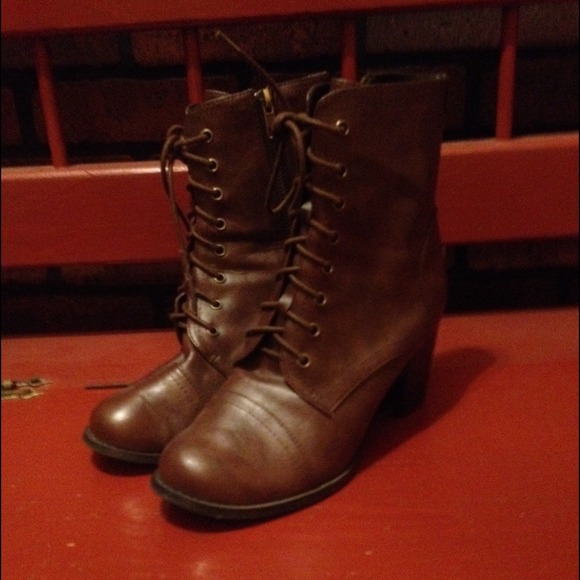 *RESERVED* Brown lace up boots
