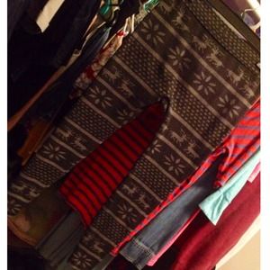 Black and grey winter-festive leggings! 🎄