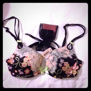 Never worn, with tags Victoria's Secret bra 32B