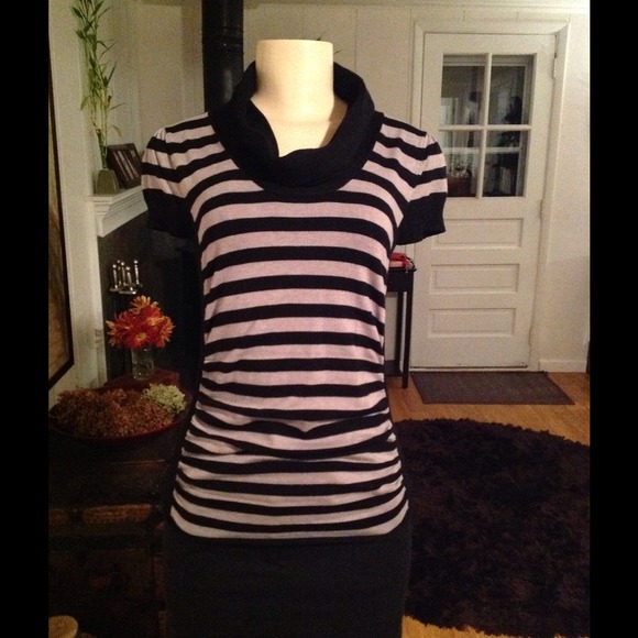 🚫BUNDLED🚫🌼Cute Short Sleeve Striped Sweater🌼