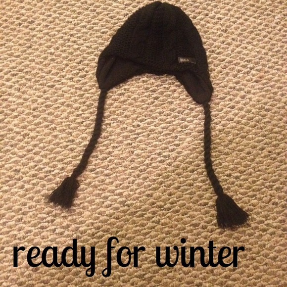 🚫SOLD Black knit snowboarding/skiing warm hat