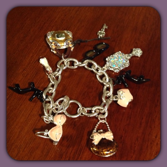 ⭕️SOLD⭕️💐Absolutely adorable girly charm Bracelet