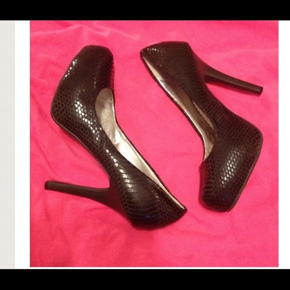 SOLD!!!!Bamboo black heels 7.5 - Picture 1 of 3