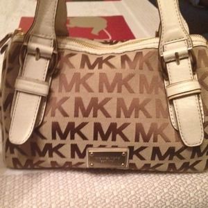 Michael Kors small signature satchel 😍