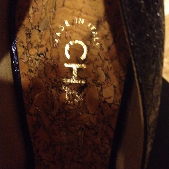 Chanel shoe! It's not the right size for me! - Picture 2 of 3