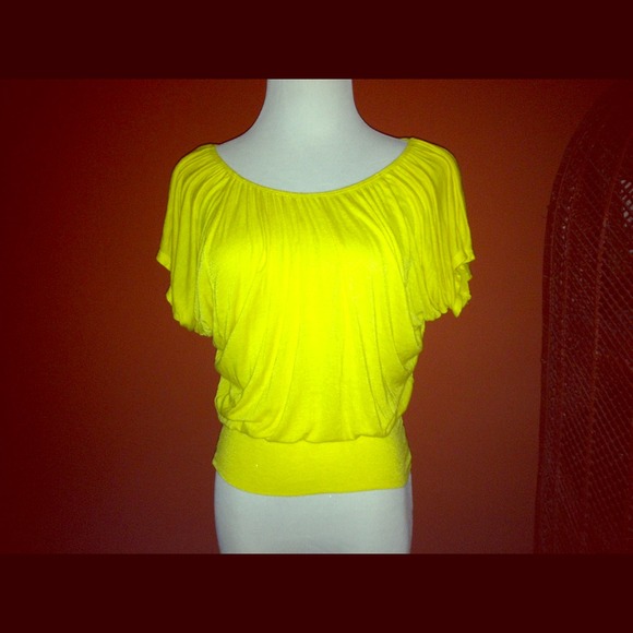 Cute yellow top