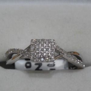 *** HOLD *** Beautiful diamond ring!