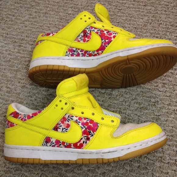 Nike Dunk yellow floral size 7 women RARE