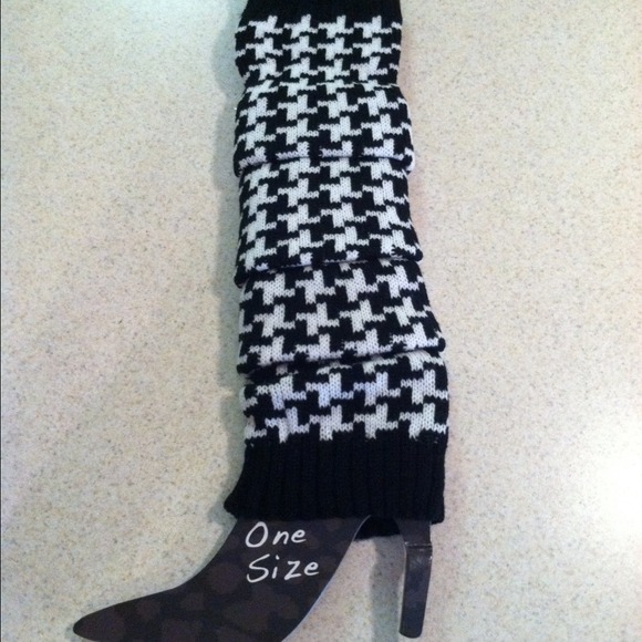 🚫SOLD🚫New black and white leg Warmers