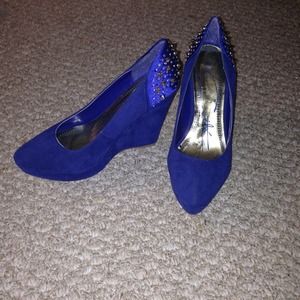 🔴TRADED🔴 Blue Wedges with Gold Studs