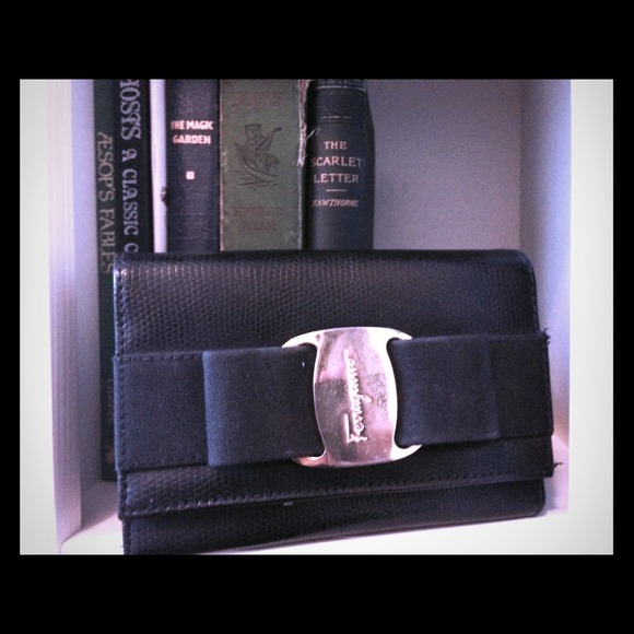 Hold -FERRAGAMO inspired Clutch black