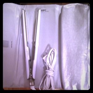 Conair flat iron with heat resistance case