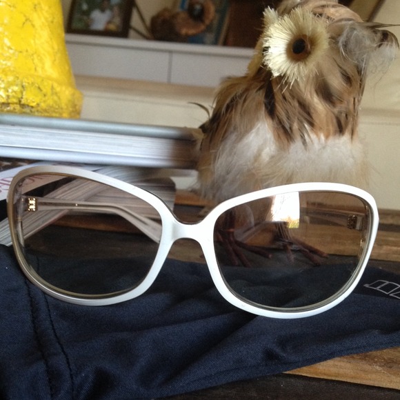 SOLD.  OLIVER PEOPLES white framed sunnies - Picture 2 of 4