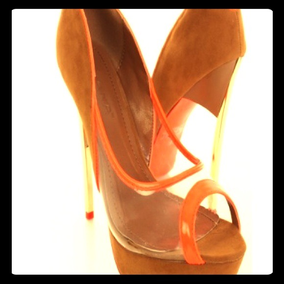 🔴🔴SOLD🔴🔴🔴🔴See Thru Pumps🔴