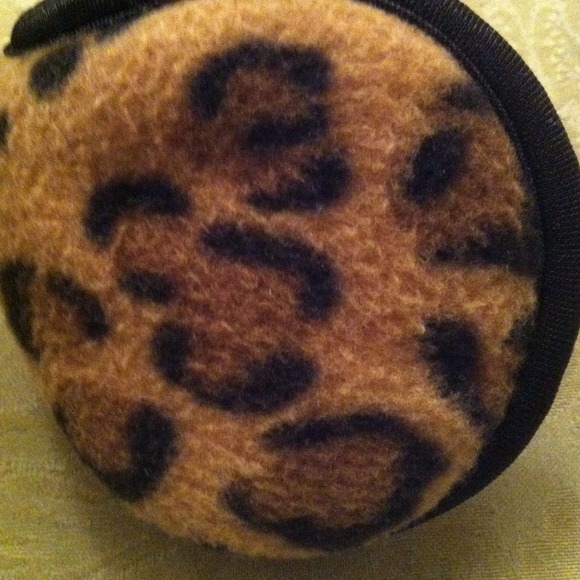 Behind the ear warmers in leopard print - Picture 2 of 3