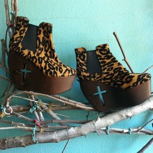 Grey city cross wedge.