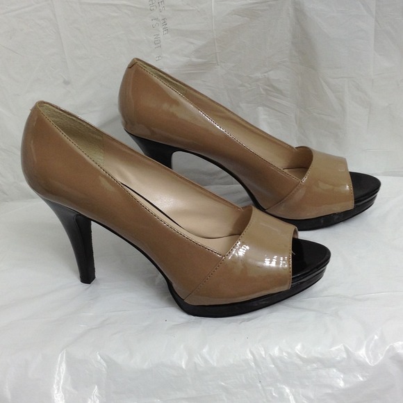 Never worn Nine West peep toe shoe!