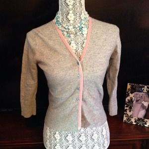 Pretty gray gap  cardigan with pink trim size S💖